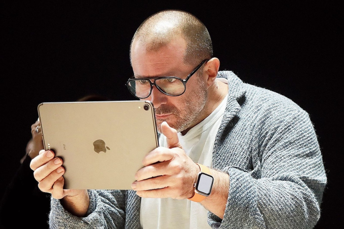 Jony Ive bắt tay OpenAI tạo thiết bị siêu AI