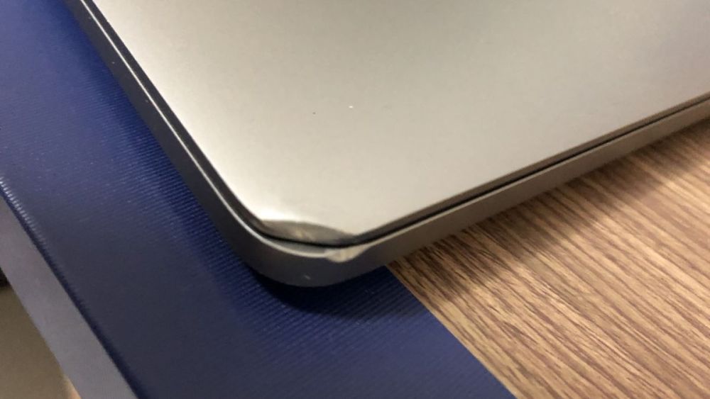 Macbook bị móp có ảnh hưởng gì không